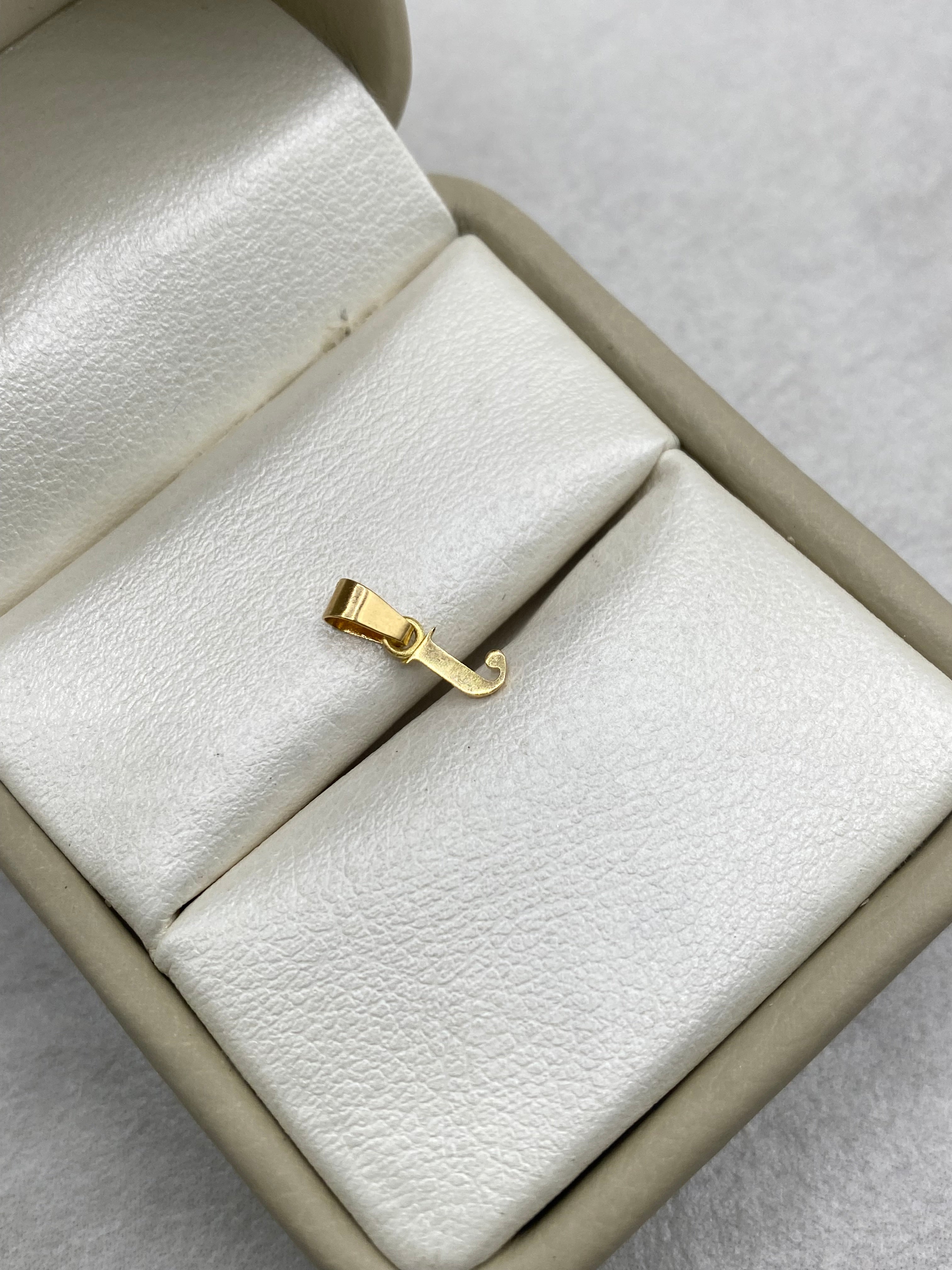 Dije letra J silueta  Oro amarillo 18k 0,19 Gr / 3,35 mm / 1 Cm