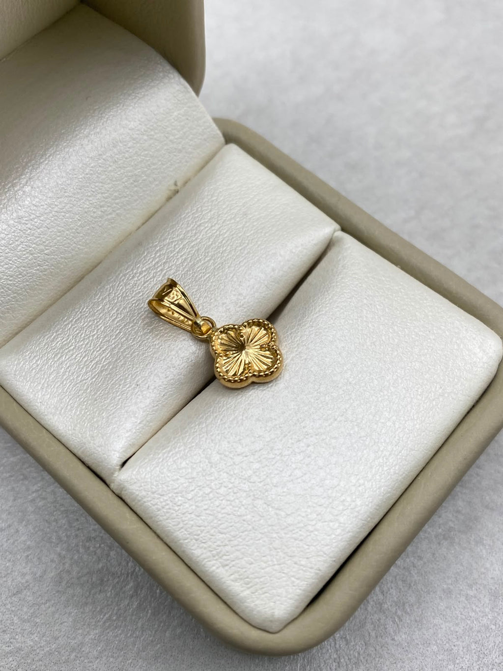 Dije trebol diamantado Oro amarillo 18k 0,52 Gr / 10 mm / 2,5 Cm
