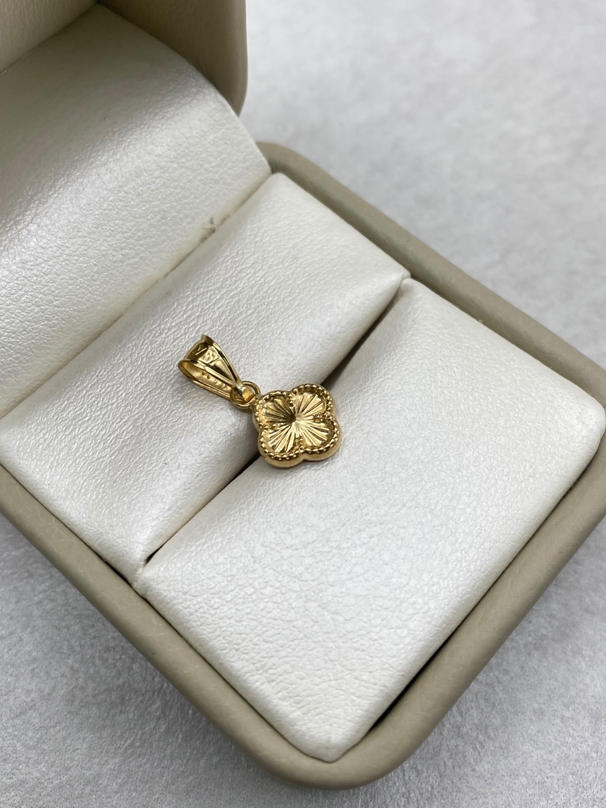 Dije trebol diamantado Oro amarillo 18k 0,52 Gr / 10 mm / 2,5 Cm
