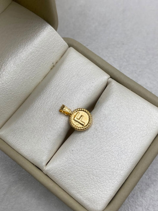 Dije letra F borde diamantado  Oro amarillo 18k 0,42 Gr / 8,15 mm / 1,5 Cm