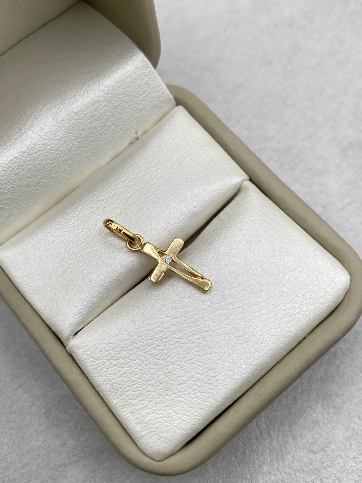 Dije cruz centro circon blanco (R) Oro amarillo 18k 0,69 Gr / 1,5 Cm