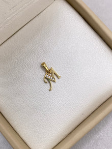 Dije Letra M Con Circones Blancos Oro amarillo 18k 0,59 Gr / 1,30 Cm
