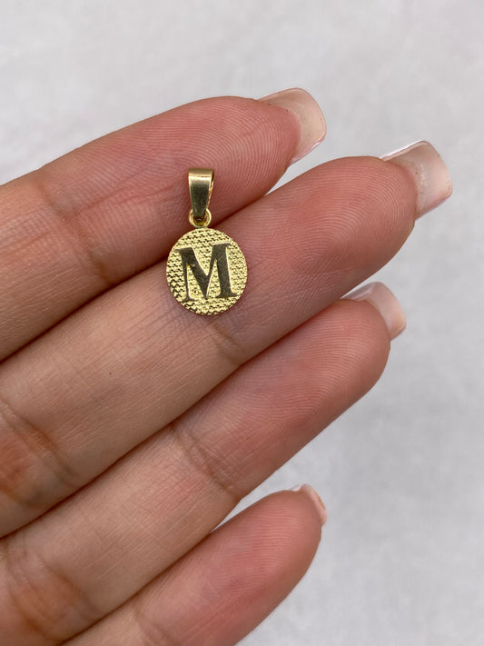 Dije Letra M Fondo Diamantado Oro amarillo 18k 0,53 Gr / 1,6 Cm