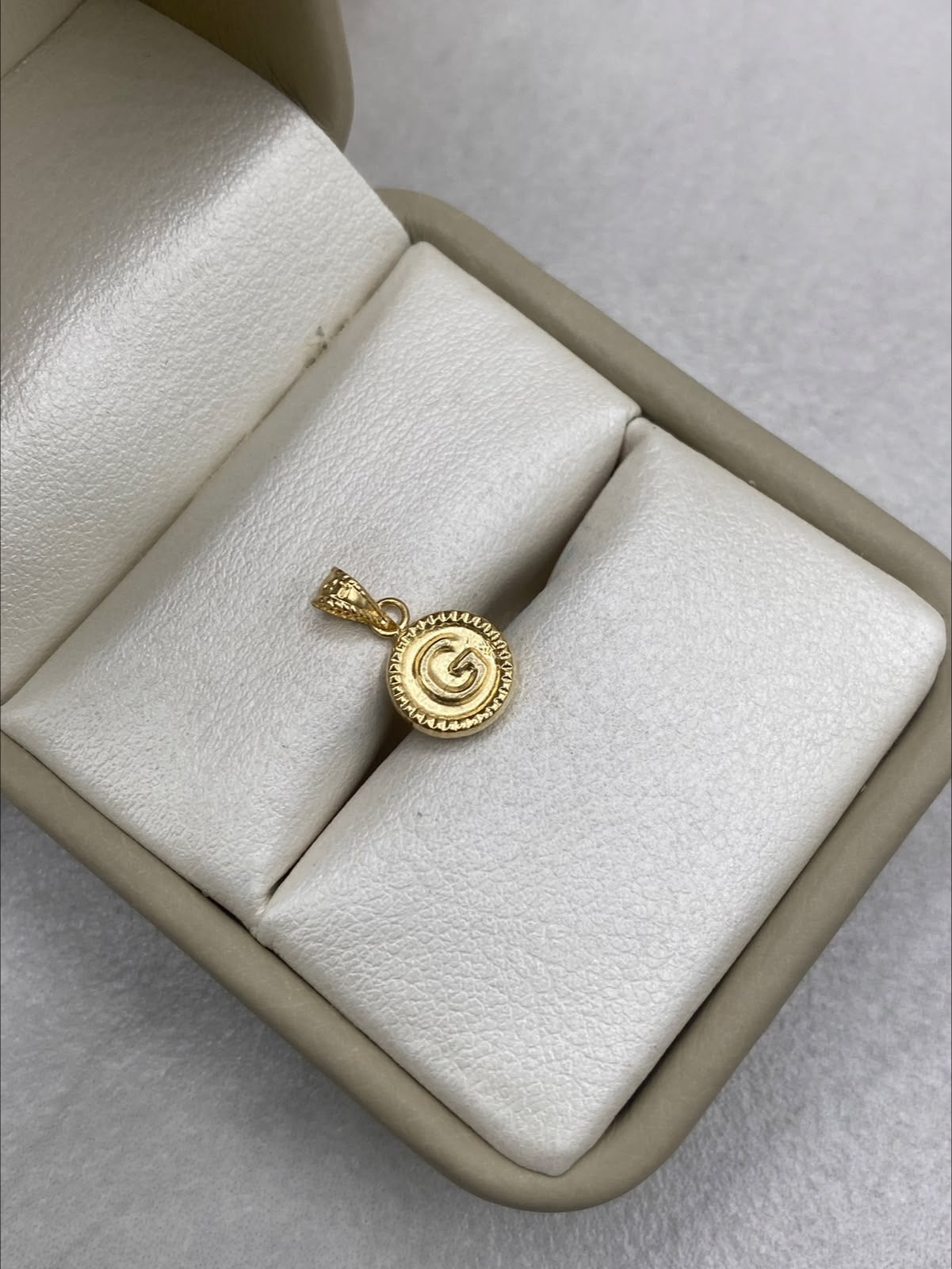 Dije letra G borde diamantado  Oro amarillo 18k 0,42 Gr / 8,15 mm / 1,5 Cm