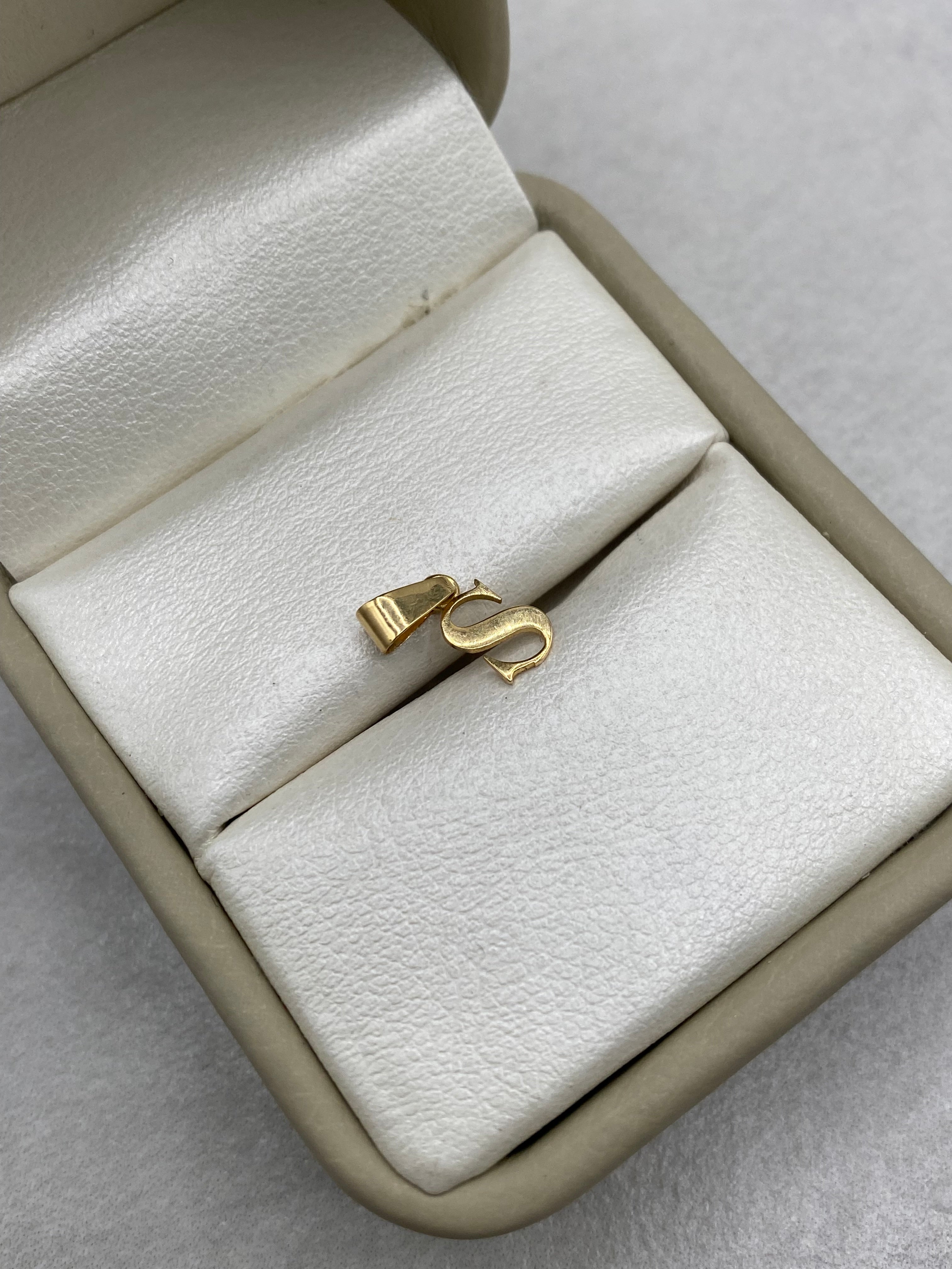 Dije letra S silueta  Oro amarillo 18k 0,26 Gr / 4,84 mm / 1,5 Cm