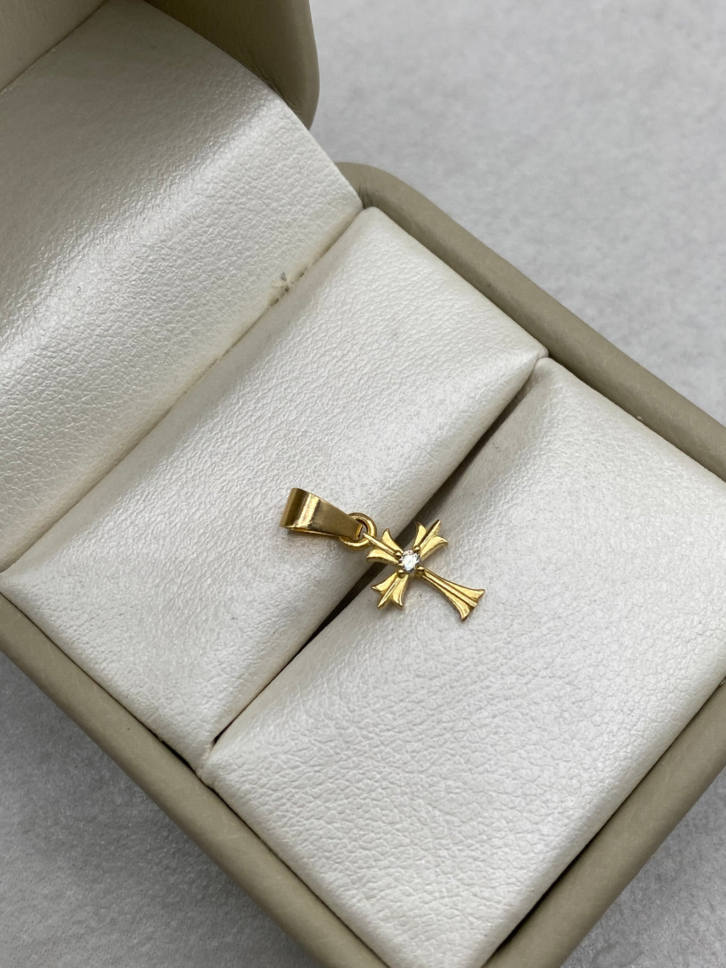 Dije cruz circon blanco (R) Oro amarillo 18k 0,48 Gr / 8,26 mm / 1,5 Cm