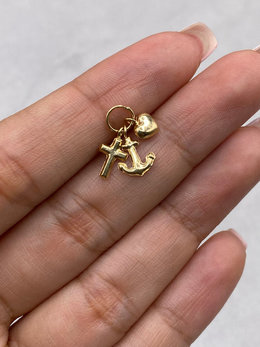 Dije Tres Gracias Oro amarillo 18k 0,52 Gr / 1,6 Cm