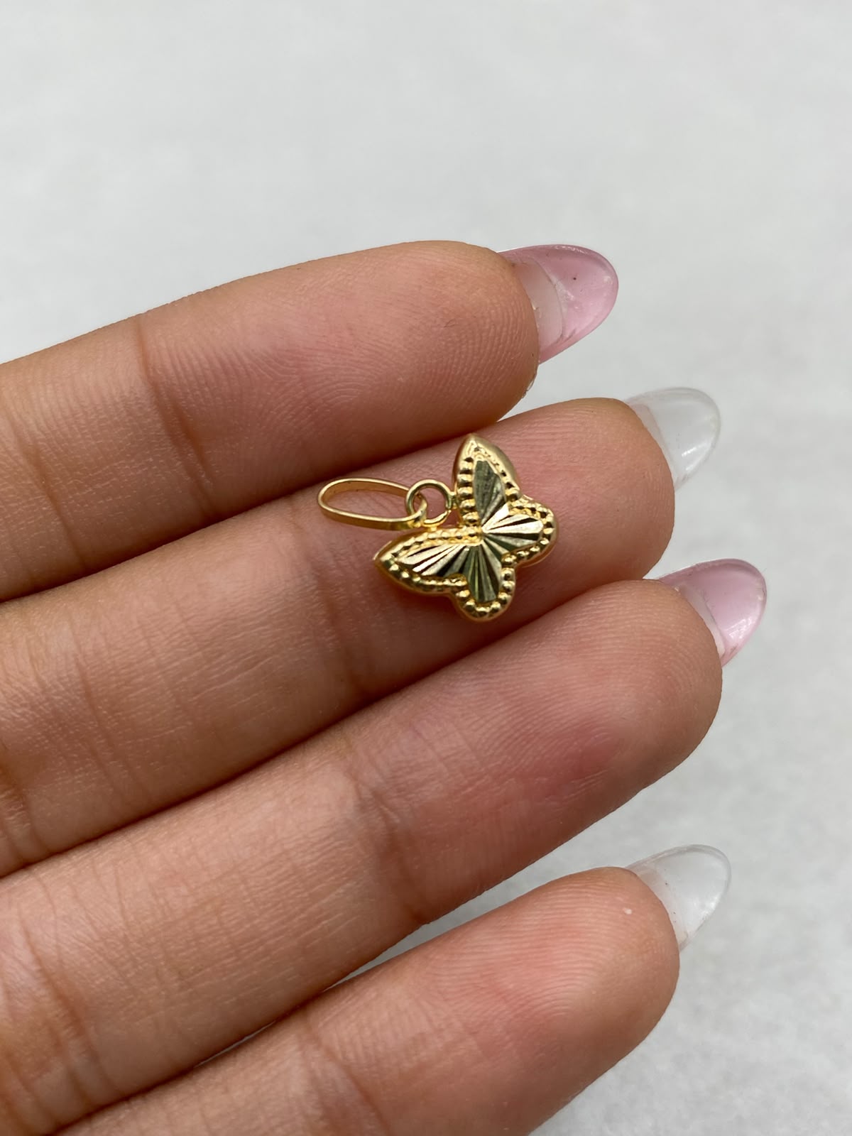Dije Mariposa Diamantada Oro amarillo 18k 0,43 Gr / 1,5 Cm