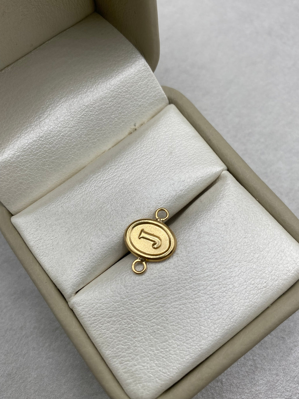 Herraje letra J ovalado (R) Oro amarillo 18k 0,34 Gr / 1,5 Cm