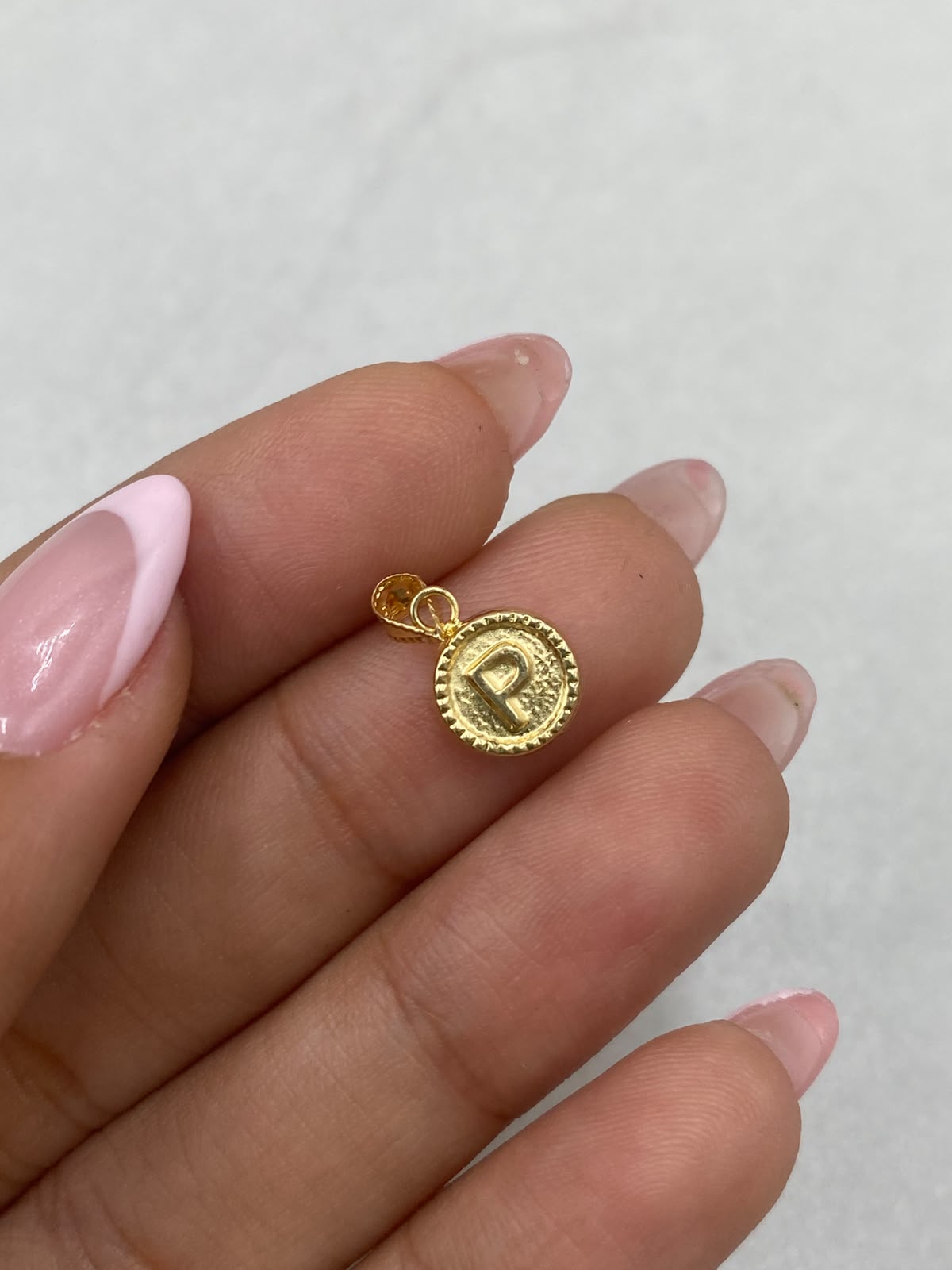 Dije letra P borde diamantado  Oro amarillo 18k 0,41 Gr / 8,15 mm / 1,5 Cm