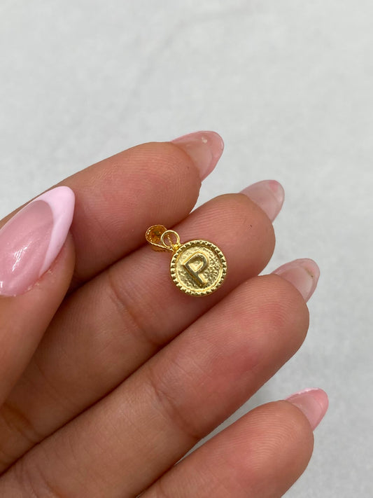 Dije letra P borde diamantado  Oro amarillo 18k 0,41 Gr / 8,15 mm / 1,5 Cm