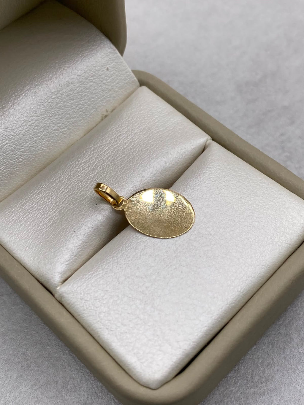 Dije Placa Ovalada Oro amarillo 18k 0,6 Gr / 2 Cm