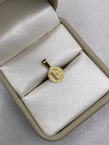 Dije Letra E Oro amarillo 18k 0,49 Gr / 1,6 Cm