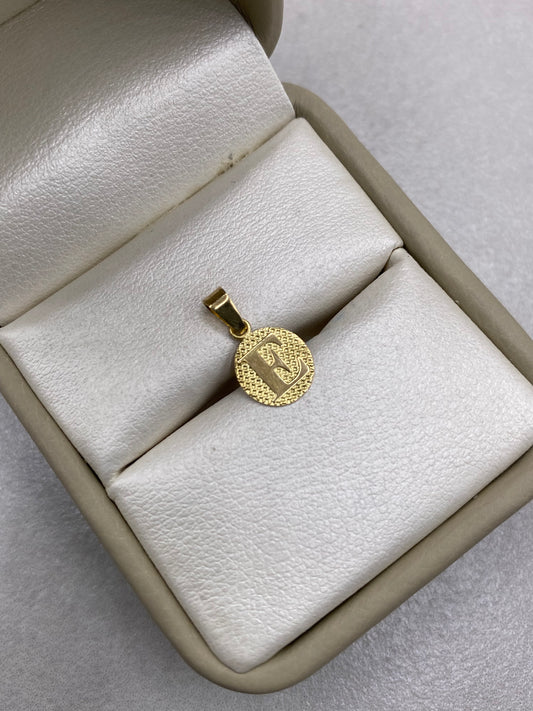 Dije Letra E Oro amarillo 18k 0,49 Gr / 1,6 Cm