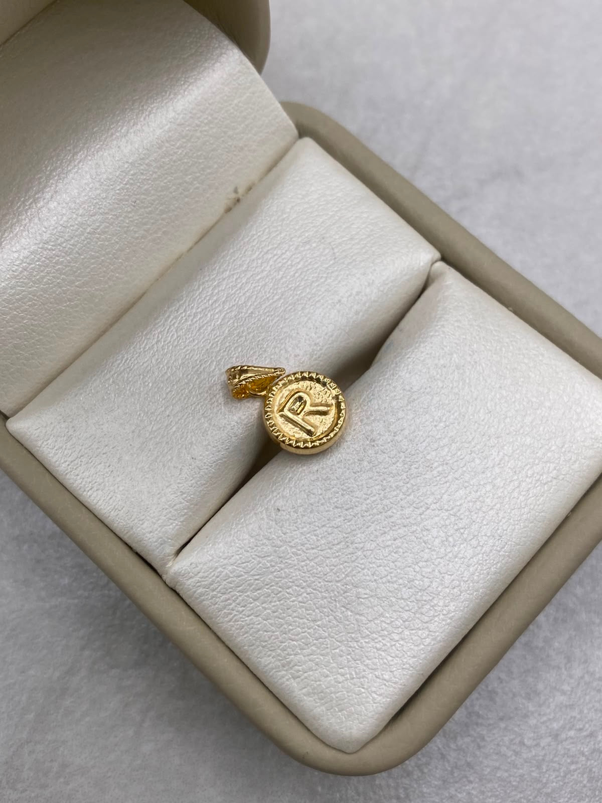 Dije letra R borde diamantado  Oro amarillo 18k 0,43 Gr / 8,25 mm / 1,5 Cm