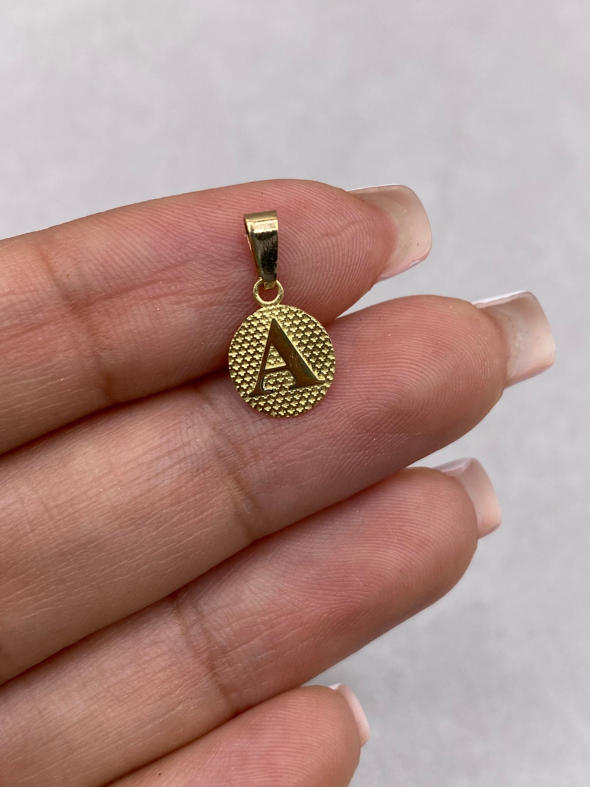 Dije Letra A Fondo Diamantado Oro amarillo 18k 0,46 Gr / 1,6 Cm