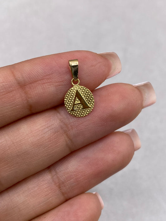 Dije Letra A Fondo Diamantado Oro amarillo 18k 0,46 Gr / 1,6 Cm
