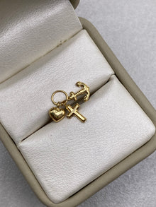 Dije Tres Gracias Oro amarillo 18k 0,52 Gr / 1,6 Cm