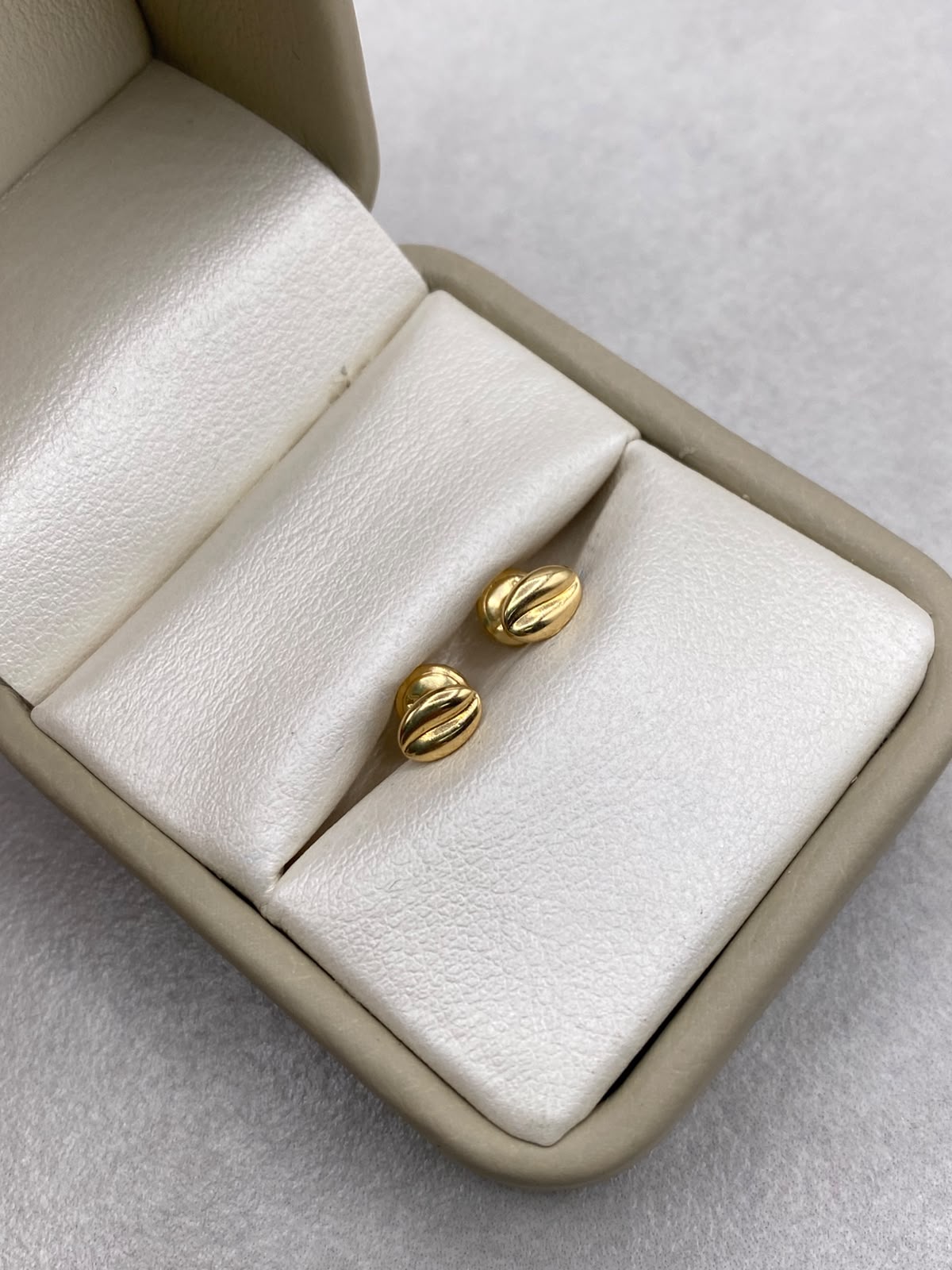 Topos grano de cafe (r) Oro amarillo 18k 0,54 Gr / 4,50 mm