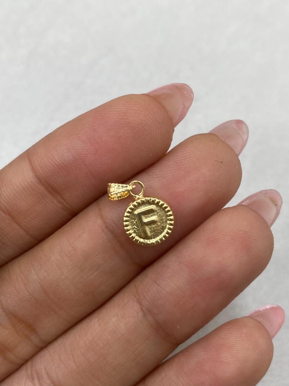 Dije letra F borde diamantado  Oro amarillo 18k 0,42 Gr / 8,15 mm / 1,5 Cm
