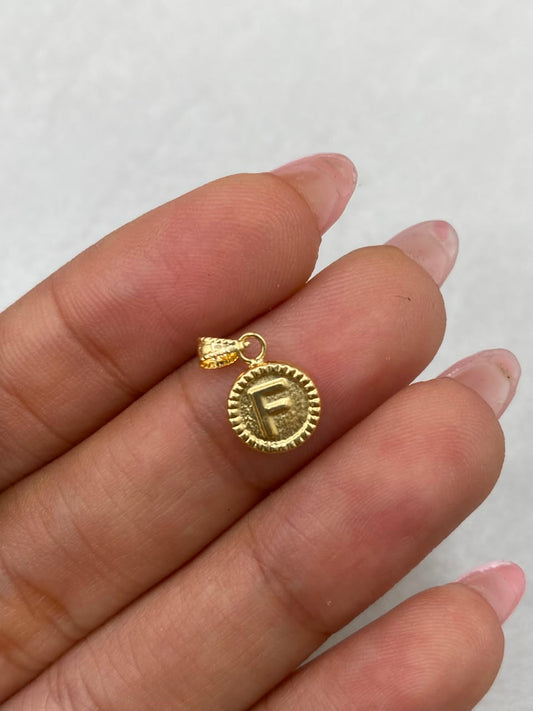 Dije letra F borde diamantado  Oro amarillo 18k 0,42 Gr / 8,15 mm / 1,5 Cm