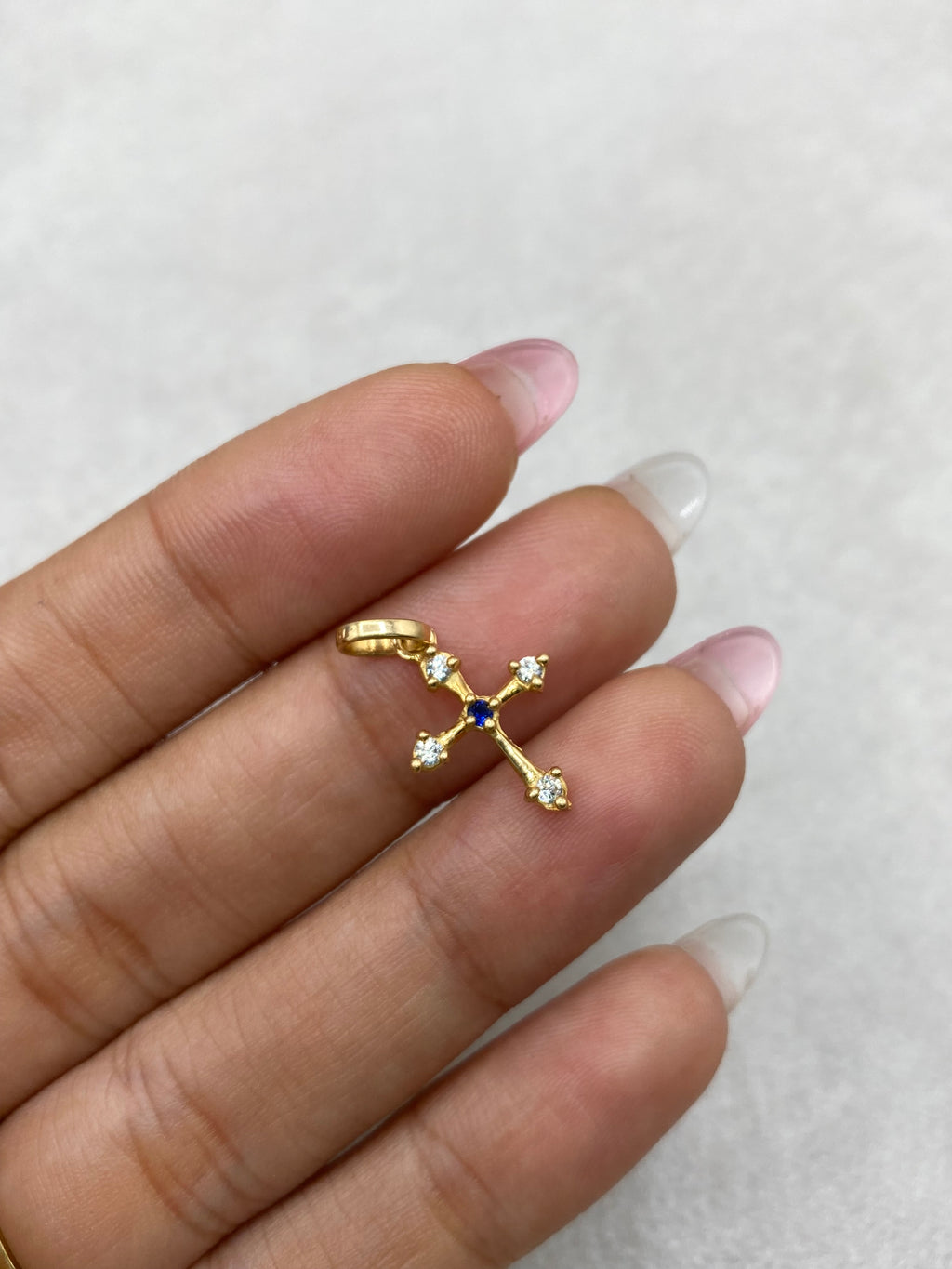 Dije cruz punta circones blancos centro azul (R) Oro amarillo 18k 0,66 Gr / 11,71 mm / 1,7 Cm