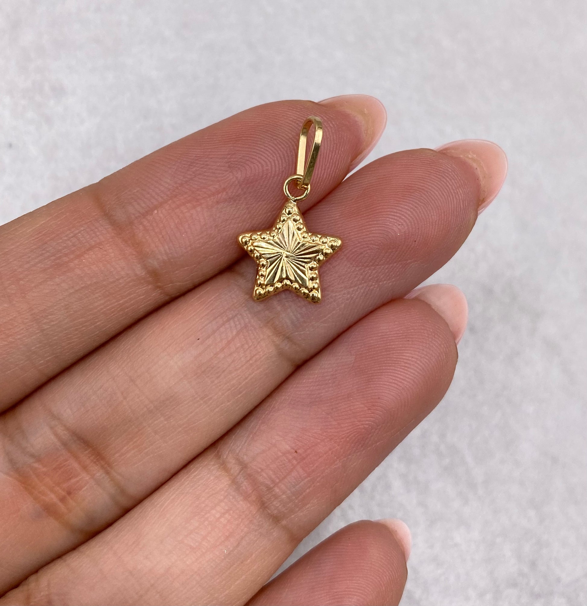Dije Estrella fondo Diamantado Oro amarillo 18k 0,44 Gr / 1,80 Cm