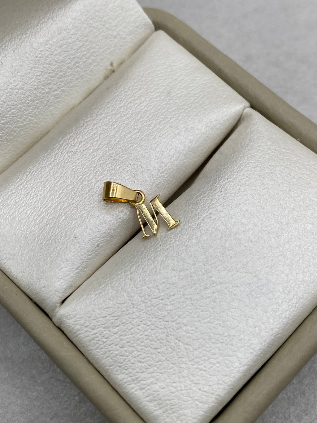 Dije letra M siliueta (R) Oro amarillo 18k 0,23 Gr / 5,24 mm / 1,0 Cm
