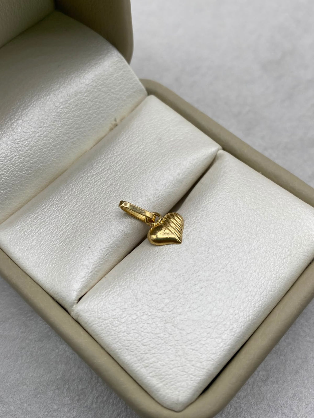 Dije Corazón Liso/Diamantado Oro amarillo 18k 0,27 Gr / 1,5 Cm