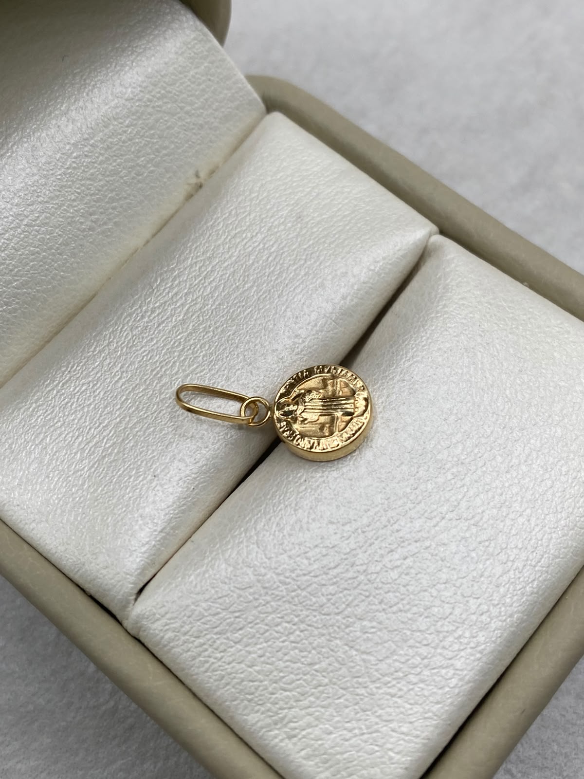 Dije San Benito Oro amarillo 18k 0,36 Gr / 1,6 Cm