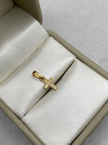 Dije cruz circones blancos (R) Oro amarillo 18k 0,46 Gr / 6,84 mm / 1,5 Cm