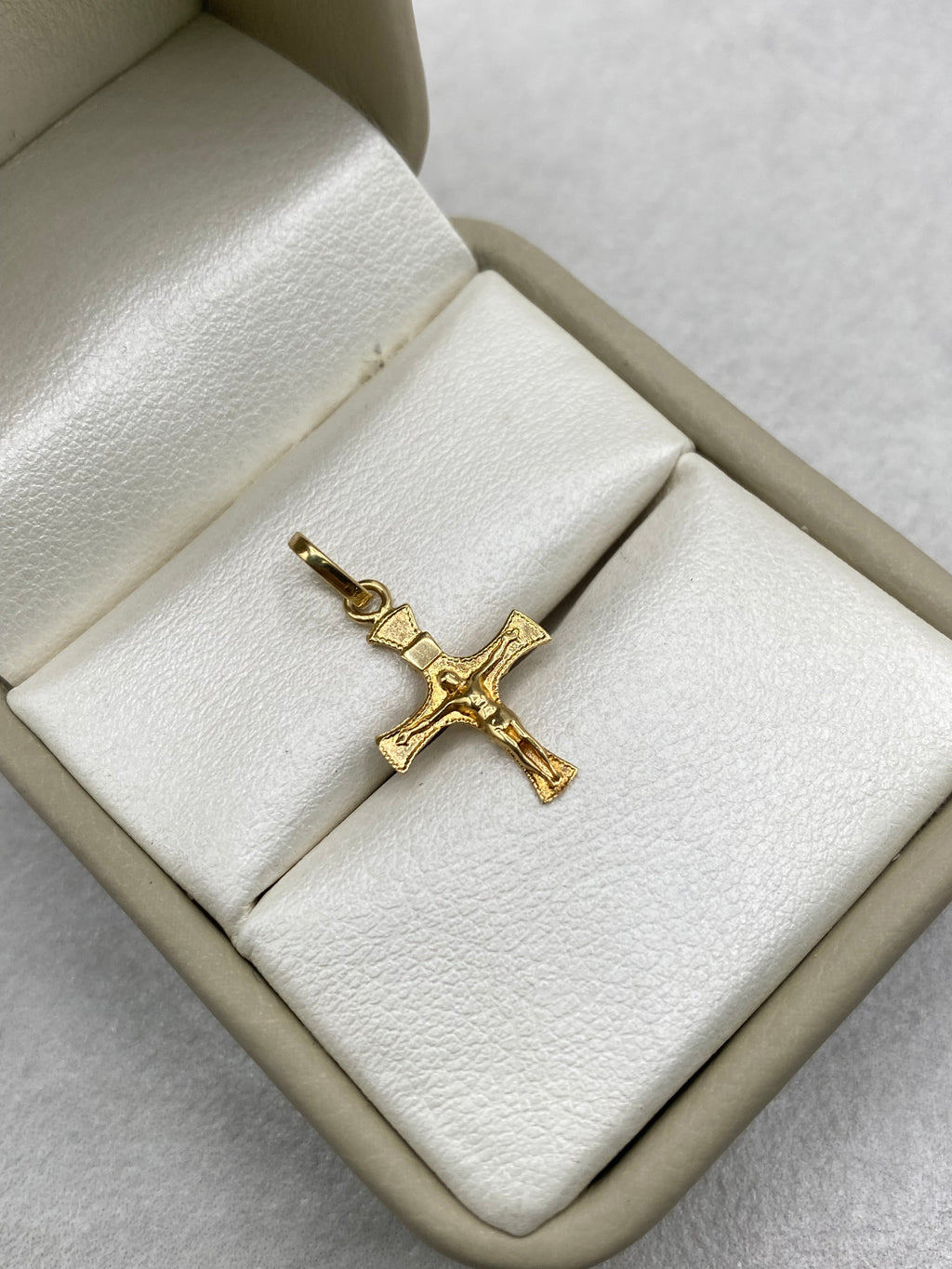 Dije cruz cristo borde diamantado (R) Oro amarillo 18k 0,81 Gr / 12,45 mm / 2,1 Cm