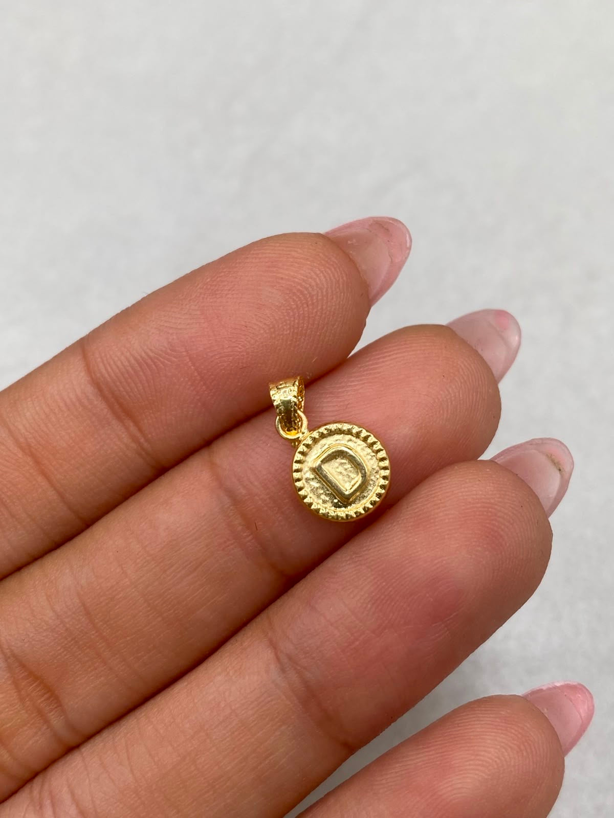 Dije letra D borde diamantado  Oro amarillo 18k 0,41 Gr / 8,15 mm / 1,5 Cm