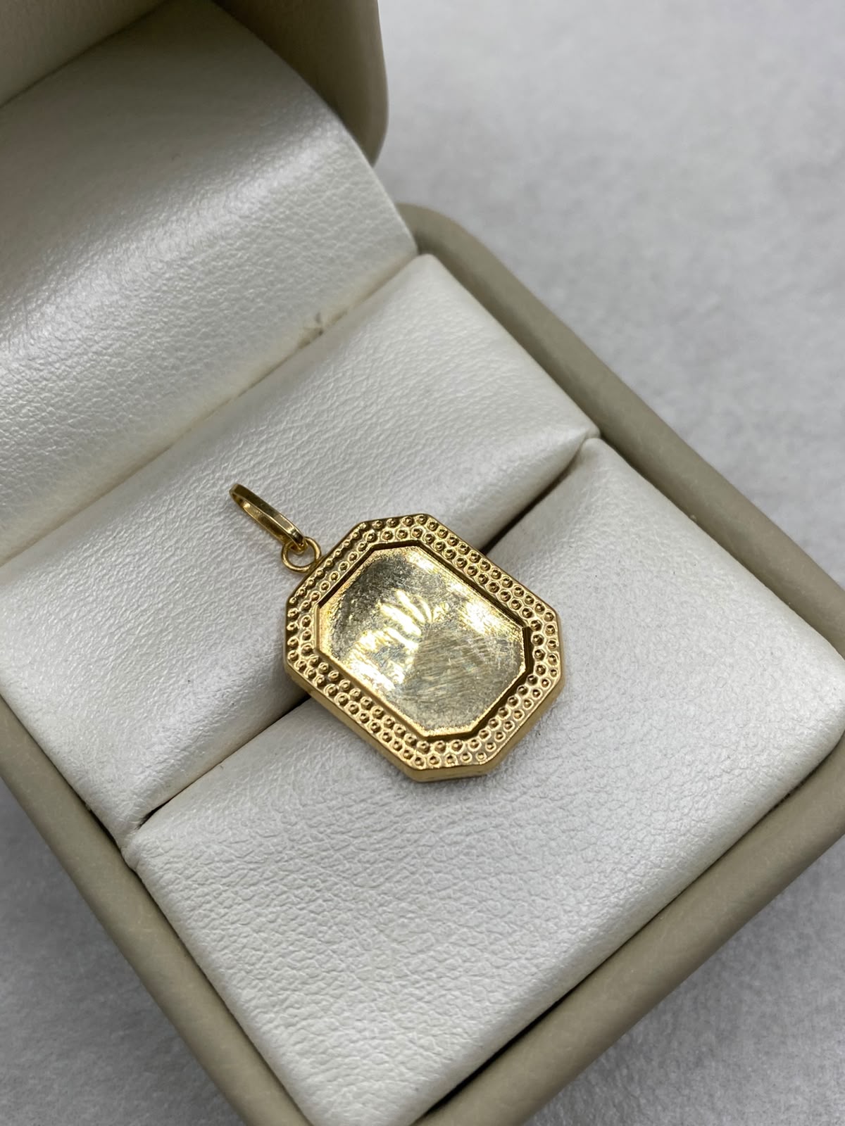 Dije Placa Borde Diamantado Oro amarillo 18k 1,41 Gr / 2,6 Cm