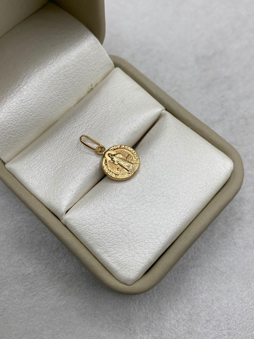Dije San Benito Oro amarillo 18k 0,49 Gr / 1,9 Cm