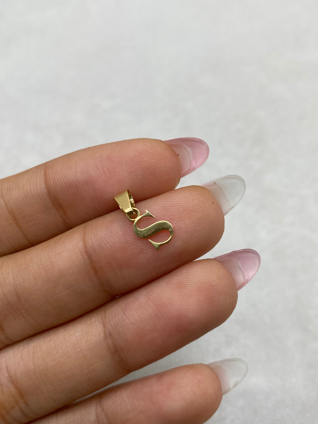 Dije letra S silueta  Oro amarillo 18k 0,26 Gr / 4,84 mm / 1,5 Cm