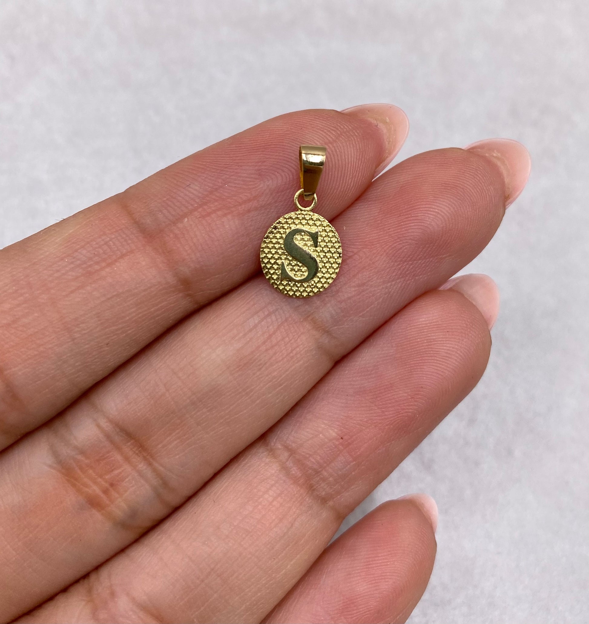Dije letra S Fondo Diamantado Oro amarillo 18k 0,48 Gr / 1,50 Cm