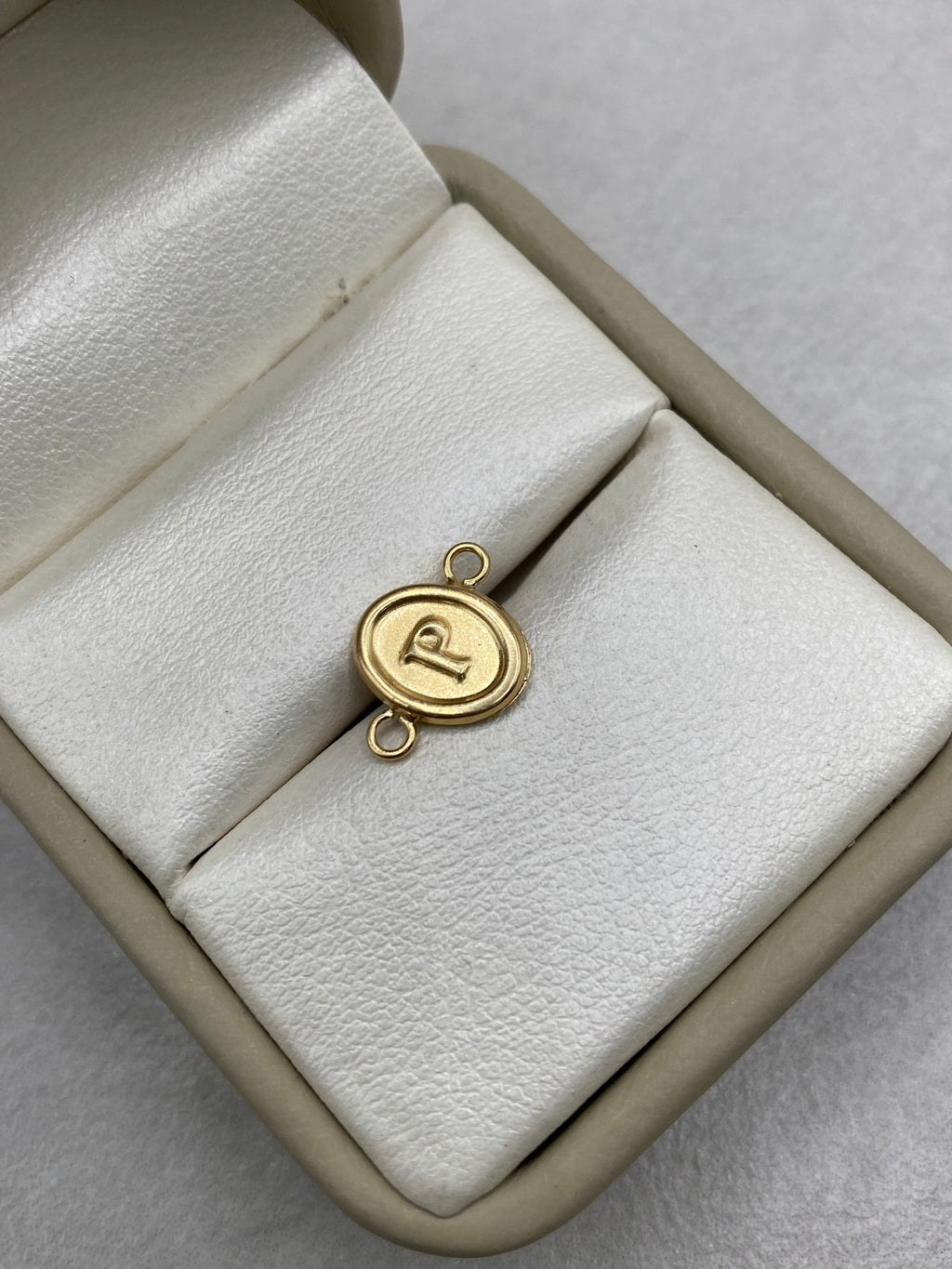 Dije letra P ovalado  Oro amarillo 18k 0,34 Gr / 10 mm / 1,5 Cm