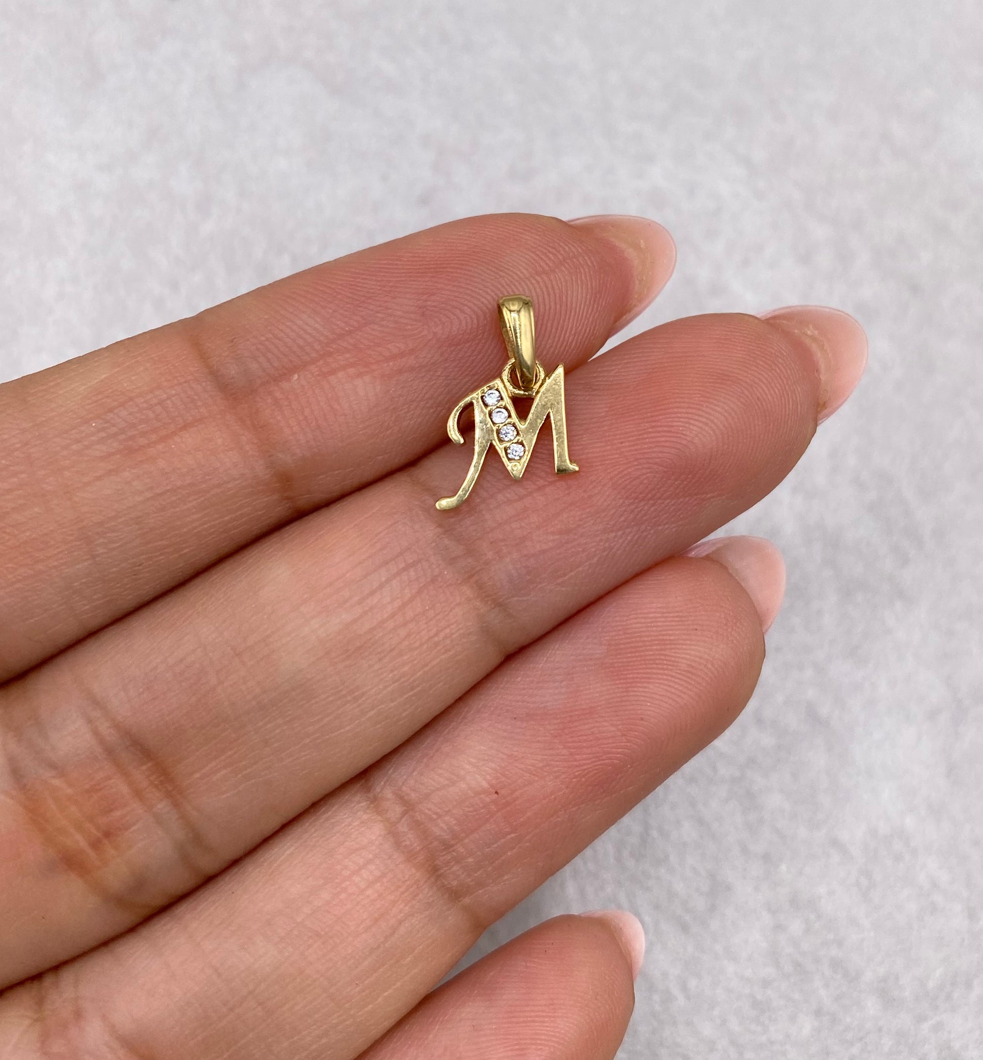 Dije Letra M Con Circones Blancos Oro amarillo 18k 0,59 Gr / 1,30 Cm