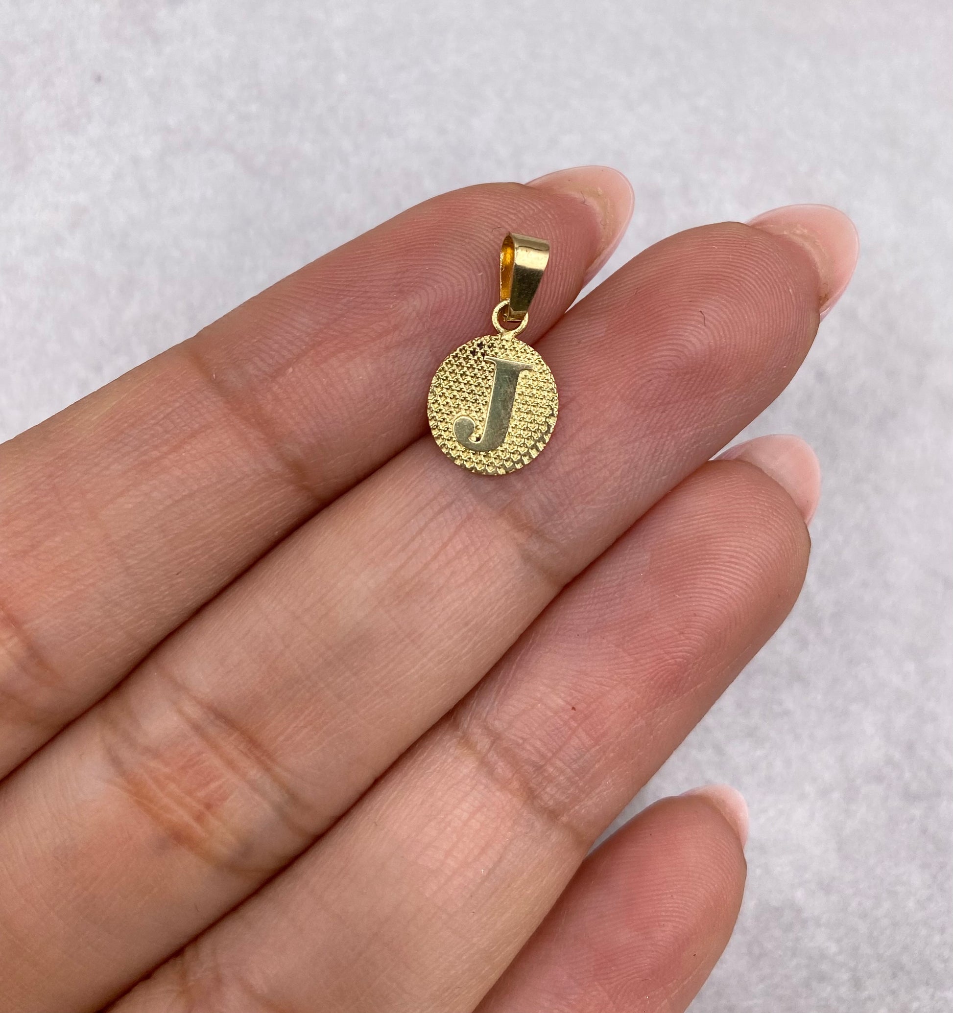 Dije Letra J Fondo Diamantado Oro amarillo 18k 0,46 Gr / 1,50 Cm