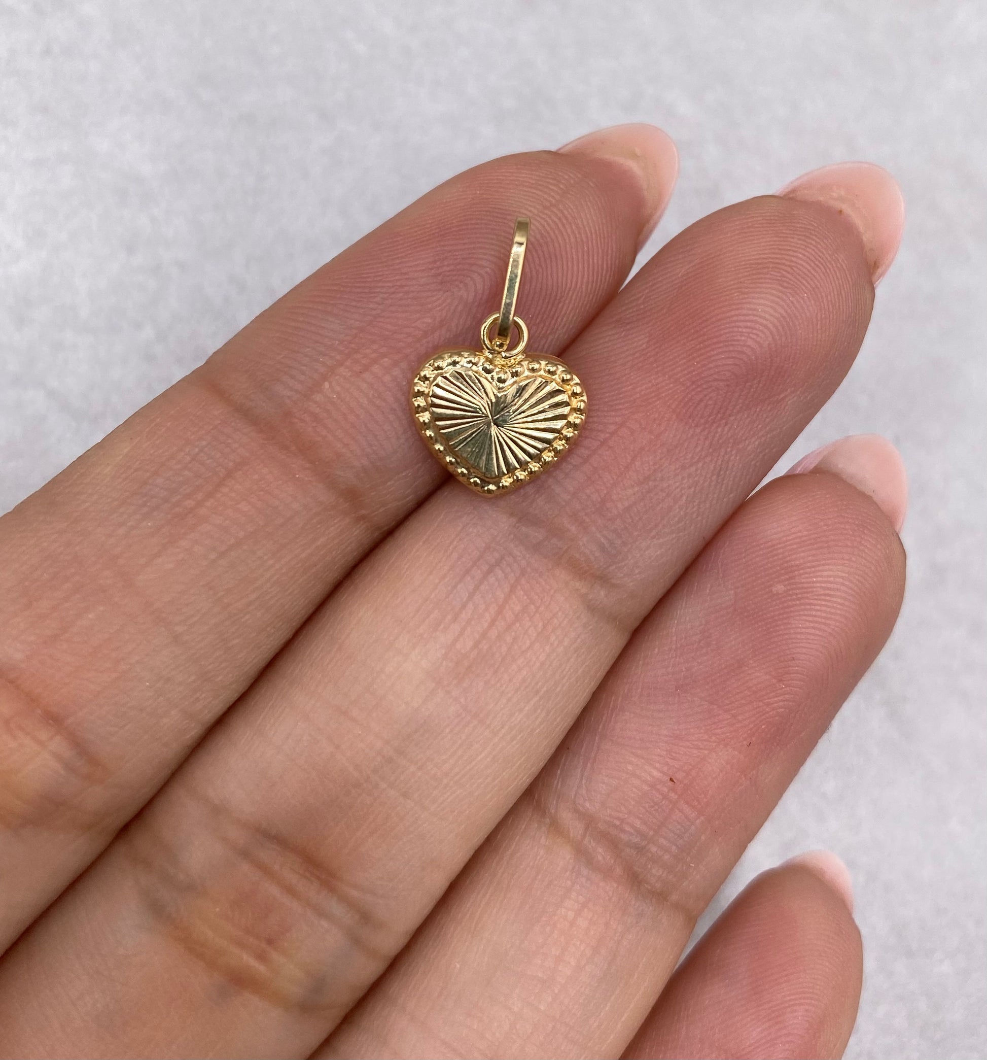 Dije Corazon fondo Diamantado Oro amarillo 18k 0,44 Gr / 1,50 Cm