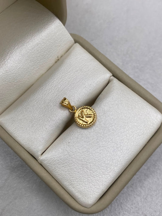 Dije letra K borde diamantado  Oro amarillo 18k 0,41 Gr / 8,15 mm / 1,5 Cm