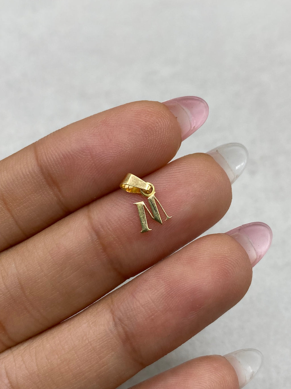 Dije letra M siliueta (R) Oro amarillo 18k 0,23 Gr / 5,24 mm / 1,0 Cm