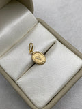 Dije letra V ovalado (R)  Oro amarillo 18k 0,40 Gr / 8,43 mm / 2,0 Cm