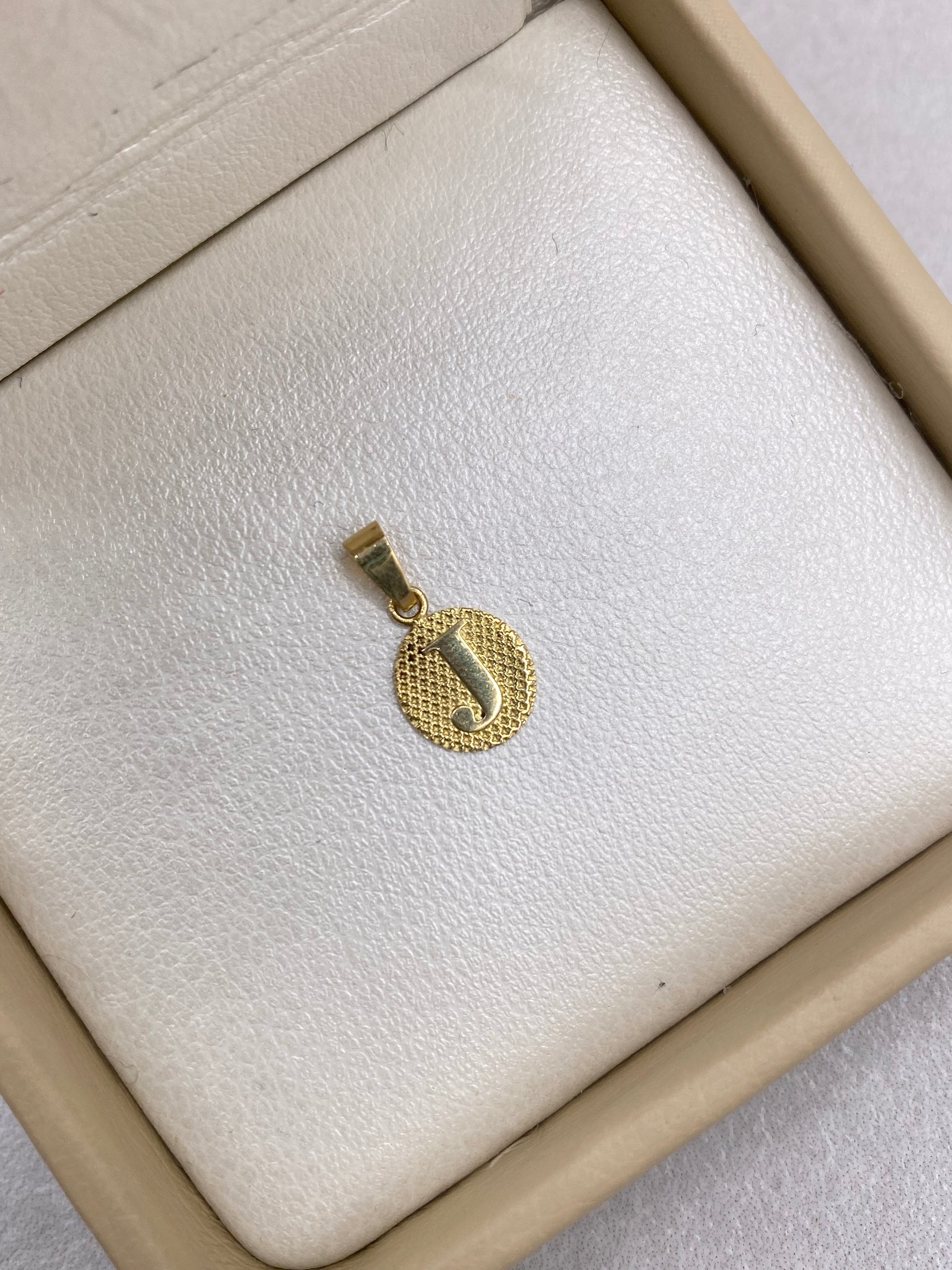 Dije Letra J Fondo Diamantado Oro amarillo 18k 0,46 Gr / 1,50 Cm