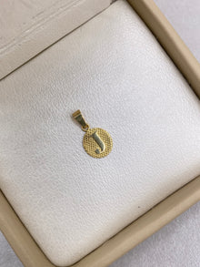 Dije Letra J Fondo Diamantado Oro amarillo 18k 0,46 Gr / 1,50 Cm