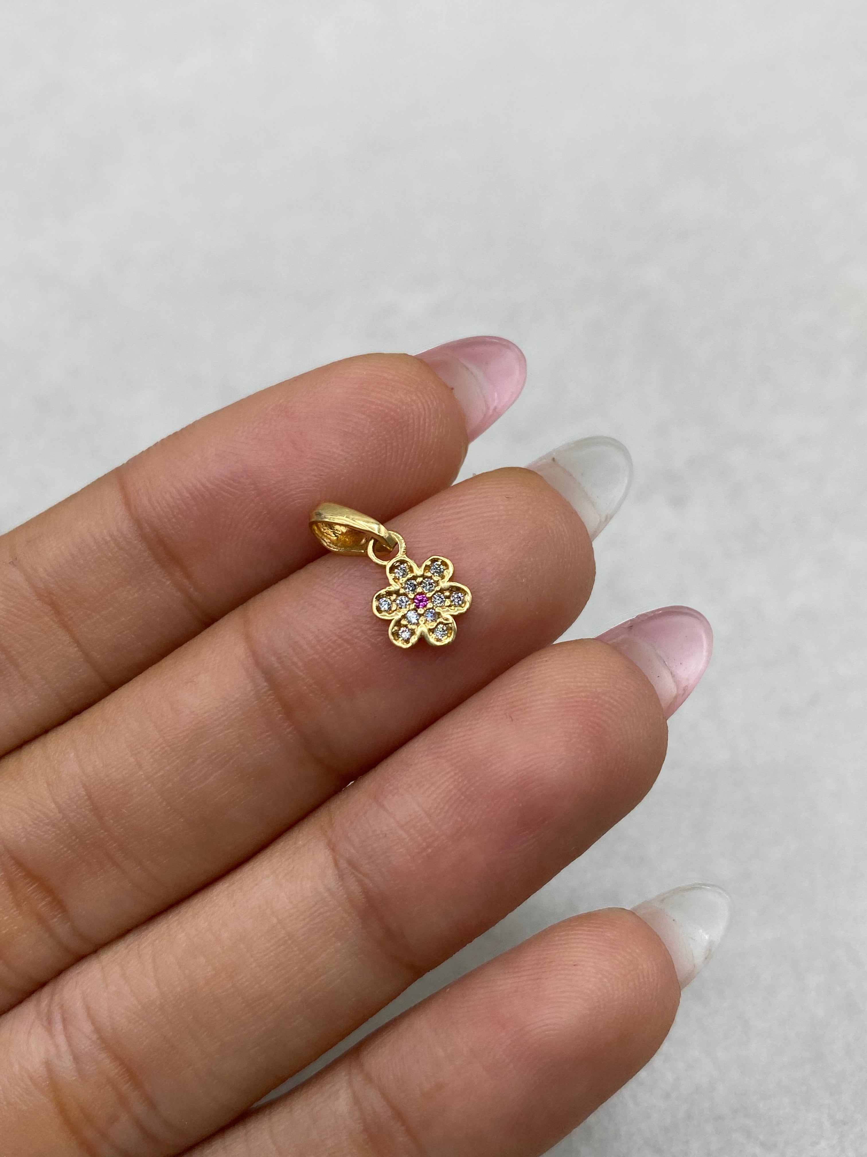 Dije flor circones blancos centro fucsia (R) Oro amarillo 18k 0,59 Gr / 6,78 mm / 1,5 Cm