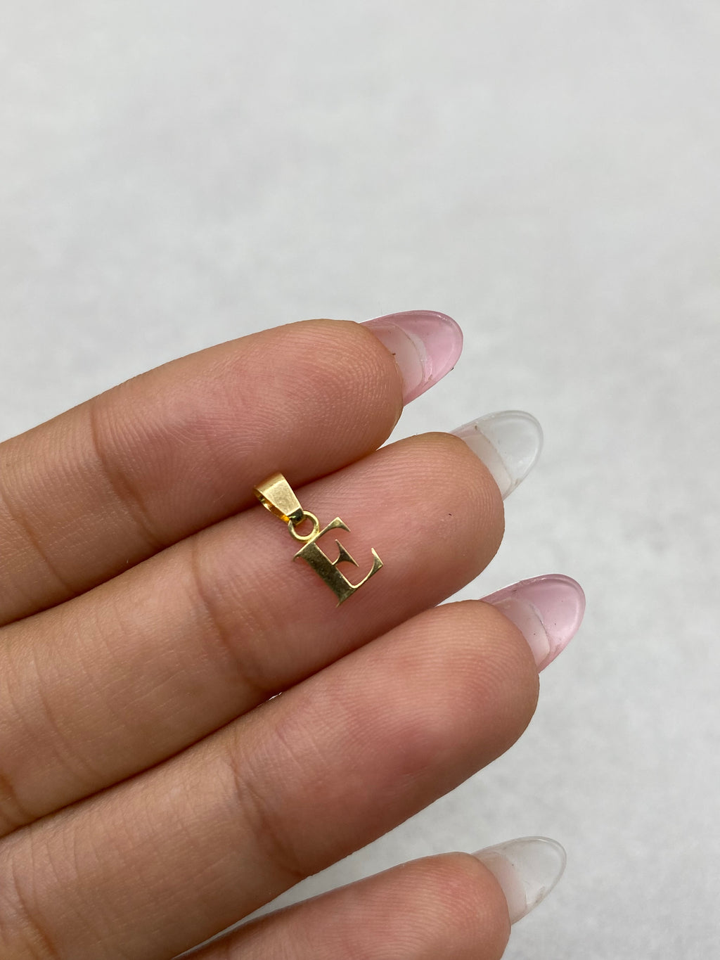 Dije letra E silueta (R) Oro amarillo 18k 0,22 Gr / 5,24 mm / 1,0 Cm