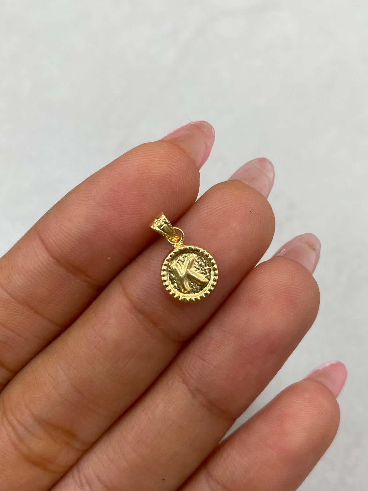 Dije letra K borde diamantado  Oro amarillo 18k 0,41 Gr / 8,15 mm / 1,5 Cm