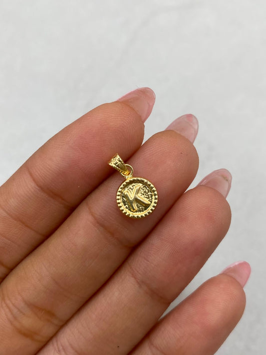 Dije letra K borde diamantado  Oro amarillo 18k 0,41 Gr / 8,15 mm / 1,5 Cm